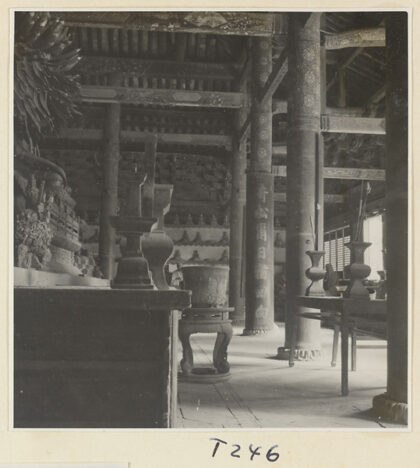 【jpg清晰版】灵岩寺殿内景象祭坛与题字立柱.jpg