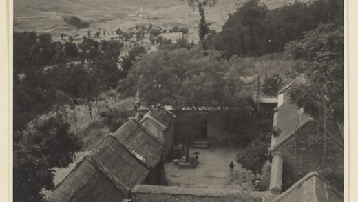 【jpg清晰版】灵岩寺的殿堂屋顶和庭院.jpg