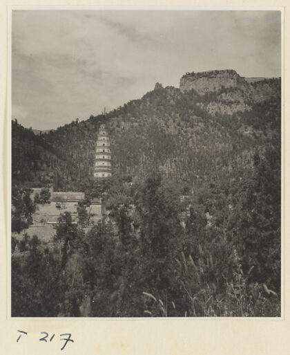 【jpg清晰版】灵岩寺辟支塔及周边山景.jpg