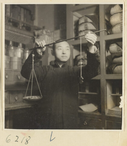 【jpg清晰版】烟草店内景男子用秤称量烟草.jpg