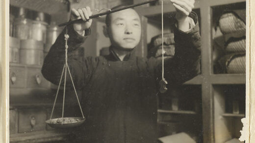 【jpg清晰版】烟草店内景男子用秤称量烟草.jpg