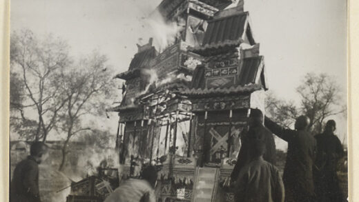 【jpg清晰版】焚烧纸扎建筑的葬礼.jpg