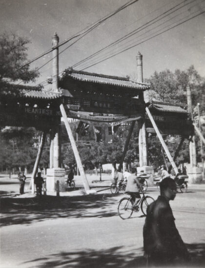 【jpg清晰版】牌楼上欢迎盟军到北京的横幅1945年.jpg
