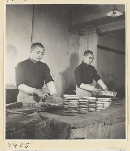 【jpg清晰版】牛肉丸餐厅的厨房展示两名男子切食物.jpg