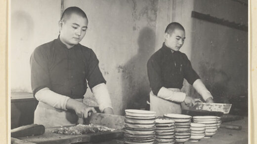 【jpg清晰版】牛肉丸餐厅的厨房展示两名男子切食物.jpg