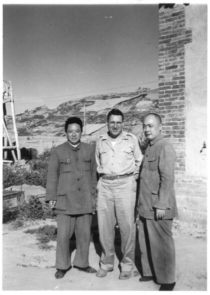 【jpg清晰版】王若飞、威尔伯·j·彼得金少校、陈毅延安1945年5月.jpg