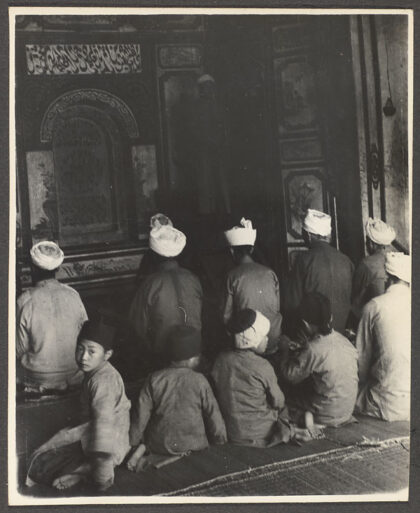【jpg清晰版】男人和男孩们在清真寺祈祷.jpg