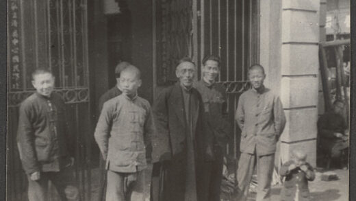 【jpg清晰版】男人和男孩们在铁门前.jpg
