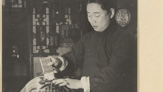 【jpg清晰版】男子在灯笼制作店中将字符粘贴在灯笼上.jpg