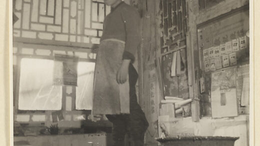 【jpg清晰版】男子站在粘贴的纸板上制作书籍纸盒.jpg