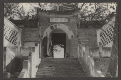【jpg清晰版】男子站在通往布哈丁拱北的台阶顶端.jpg