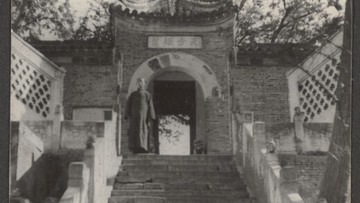 【jpg清晰版】男子站在通往布哈丁拱北的台阶顶端.jpg