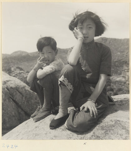 【jpg清晰版】男孩和女孩坐在山东海岸渔村的岩石上.jpg