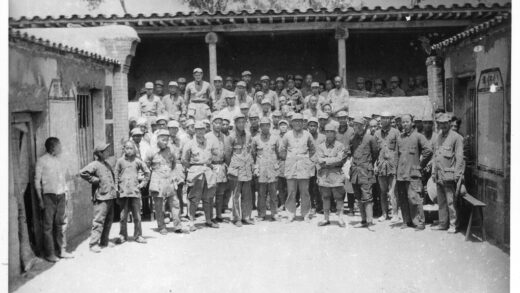 【jpg清晰版】白求恩医学院全体职工晋察冀三分区1943年.jpg
