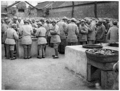 【jpg清晰版】白求恩医学院（白校）学生用餐时间晋察冀三分区1943年.jpg