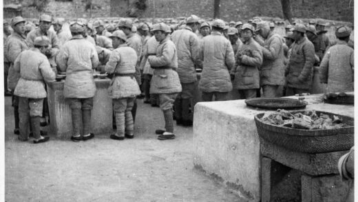 【jpg清晰版】白求恩医学院（白校）学生用餐时间晋察冀三分区1943年.jpg