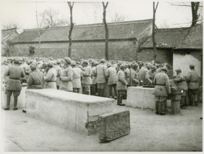 【jpg清晰版】白求恩医学院（白校）学生用餐时间晋察冀三分区1943年.jpg