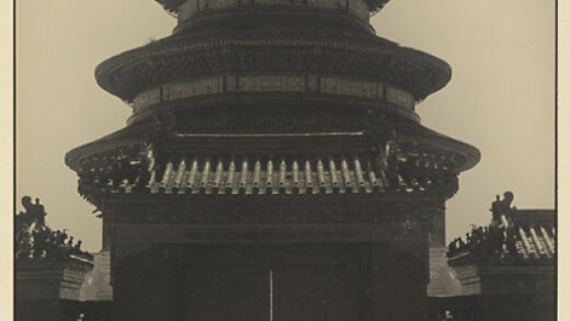 【jpg清晰版】皇乾殿的门背景为祈年殿的三重檐屋顶.jpg