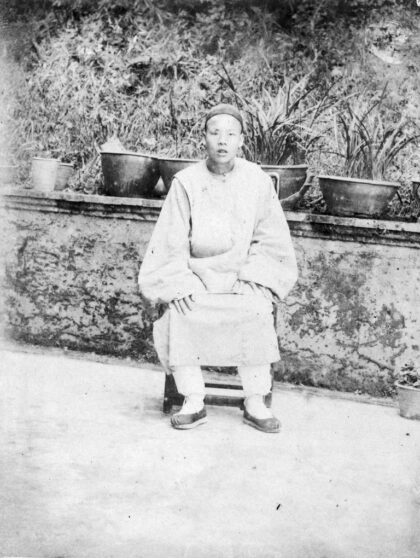 【jpg清晰版】盆栽植物前的中国男子.jpg