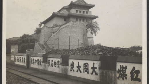 【jpg清晰版】碉楼、带广告的围墙和铁轨.jpg