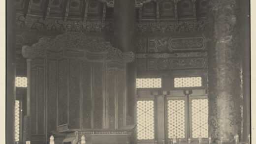【jpg清晰版】祈年殿内部视图展示雕刻屏风和皇帝宝座的平台.jpg