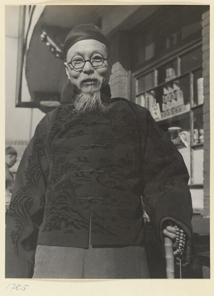 【jpg清晰版】穿丝绸外套站在店外的男子.jpg