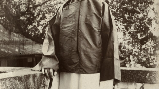【jpg清晰版】穿中国服装的外国人.jpg