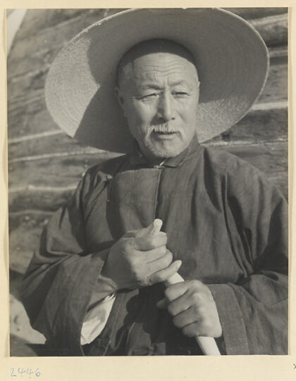【jpg清晰版】站在山东海岸边的村长身旁的帆船.jpg
