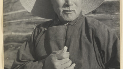 【jpg清晰版】站在山东海岸边的村长身旁的帆船.jpg