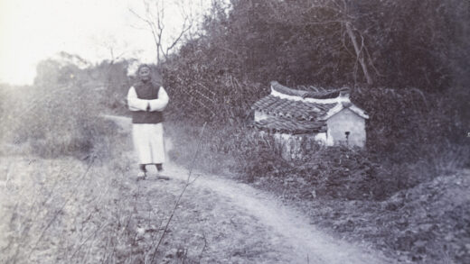 【jpg清晰版】站在路边坟墓旁的男人上海.jpg
