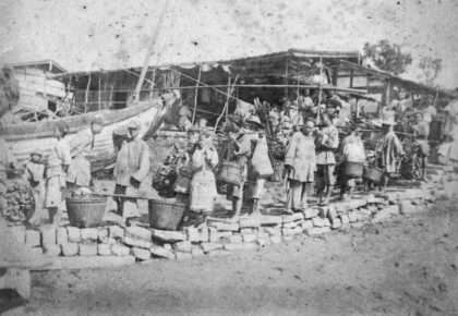 【jpg清晰版】等候渡轮连港1890年代.jpg