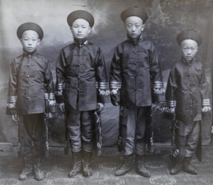 【jpg清晰版】约1890 1900年间穿海军风格制服的男孩们.jpg