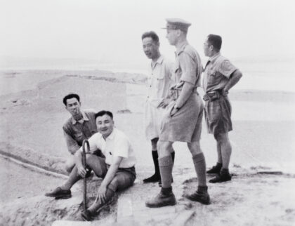 【jpg清晰版】约翰·e·斯坦菲尔德与中国军情官员在黄河边.jpg