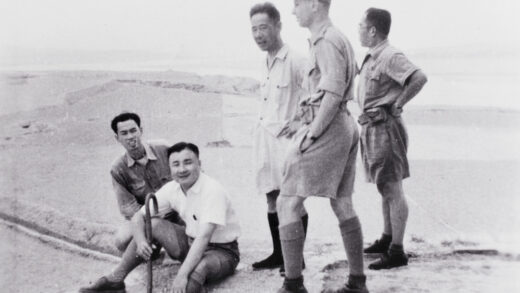 【jpg清晰版】约翰·e·斯坦菲尔德与中国军情官员在黄河边.jpg
