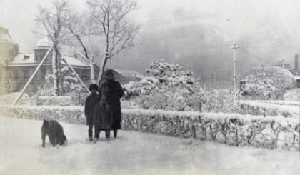 【jpg清晰版】约翰一家在大连的冬日雪景中.jpg
