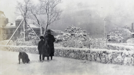 【jpg清晰版】约翰一家在大连的冬日雪景中.jpg
