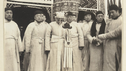 【jpg清晰版】纸棚前持魂幡的主mourner.jpg