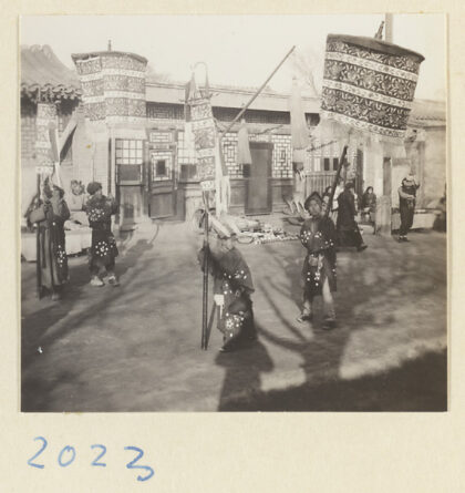 【jpg清晰版】经过麻店的绣伞仪仗队.jpg