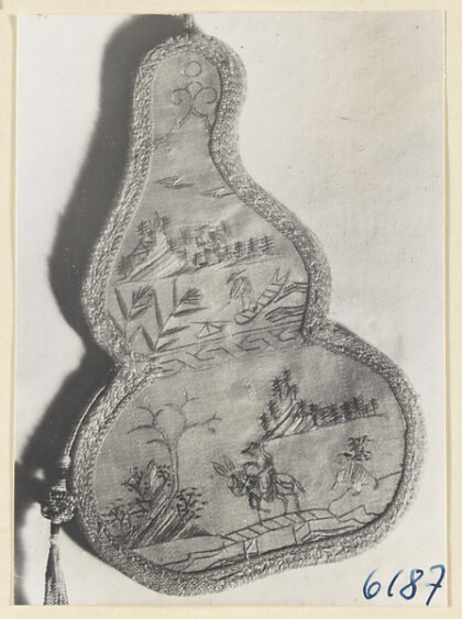 【jpg清晰版】绣有山水画的葫芦形包.jpg