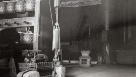 【jpg清晰版】编钟位于北京的一座寺庙内.jpg