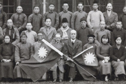 【jpg清晰版】美以美会传教士斯坦福牧师与长沙的教职员工、学生及家庭合影.jpg