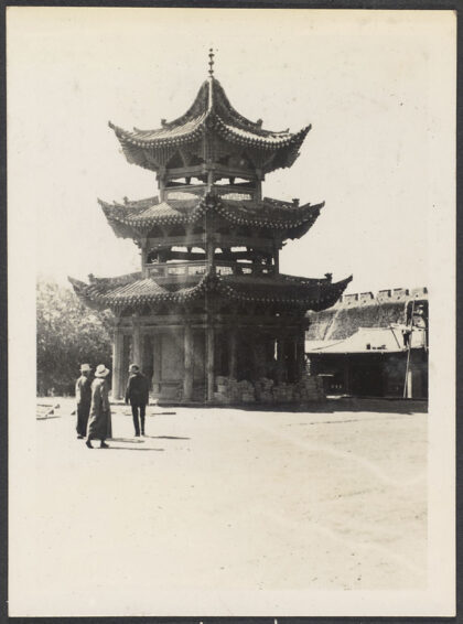 【jpg清晰版】艺术中国的爱资哈尔现代建筑20年历史尖塔顶端新月标志.jpg