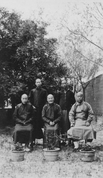 【jpg清晰版】花园里的五个男人.jpg