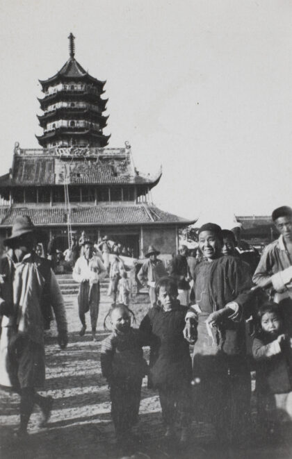 【jpg清晰版】苏州报恩寺北寺塔前的一家人.jpg