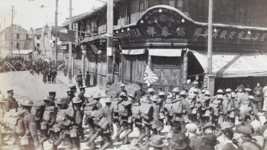 【jpg清晰版】英国士兵行进经过路障封锁的街道上海.jpg