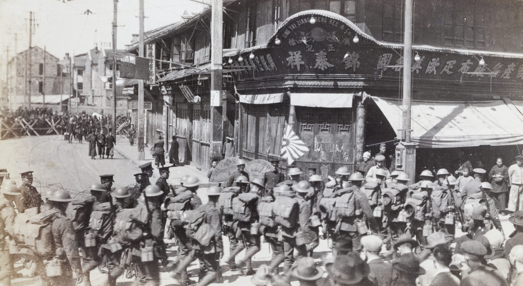 【JPG清晰版】英国士兵行进经过路障封锁的街道上海