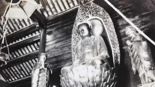 【jpg清晰版】莲花座上的佛陀寺庙雕塑.jpg