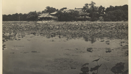 【jpg清晰版】莲花覆盖的南海湖和瀛台岛上的建筑.jpg