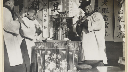【jpg清晰版】葬礼悬挂挽联旁的乐师.jpg