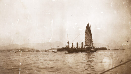 【jpg清晰版】蒙茅斯号hms与一艘帆船香港.jpg